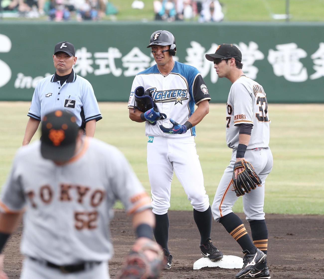 日本ハム対巨人　2回裏日本ハム1死一塁、左越え二塁打を放つ大田（撮影・黒川智章）