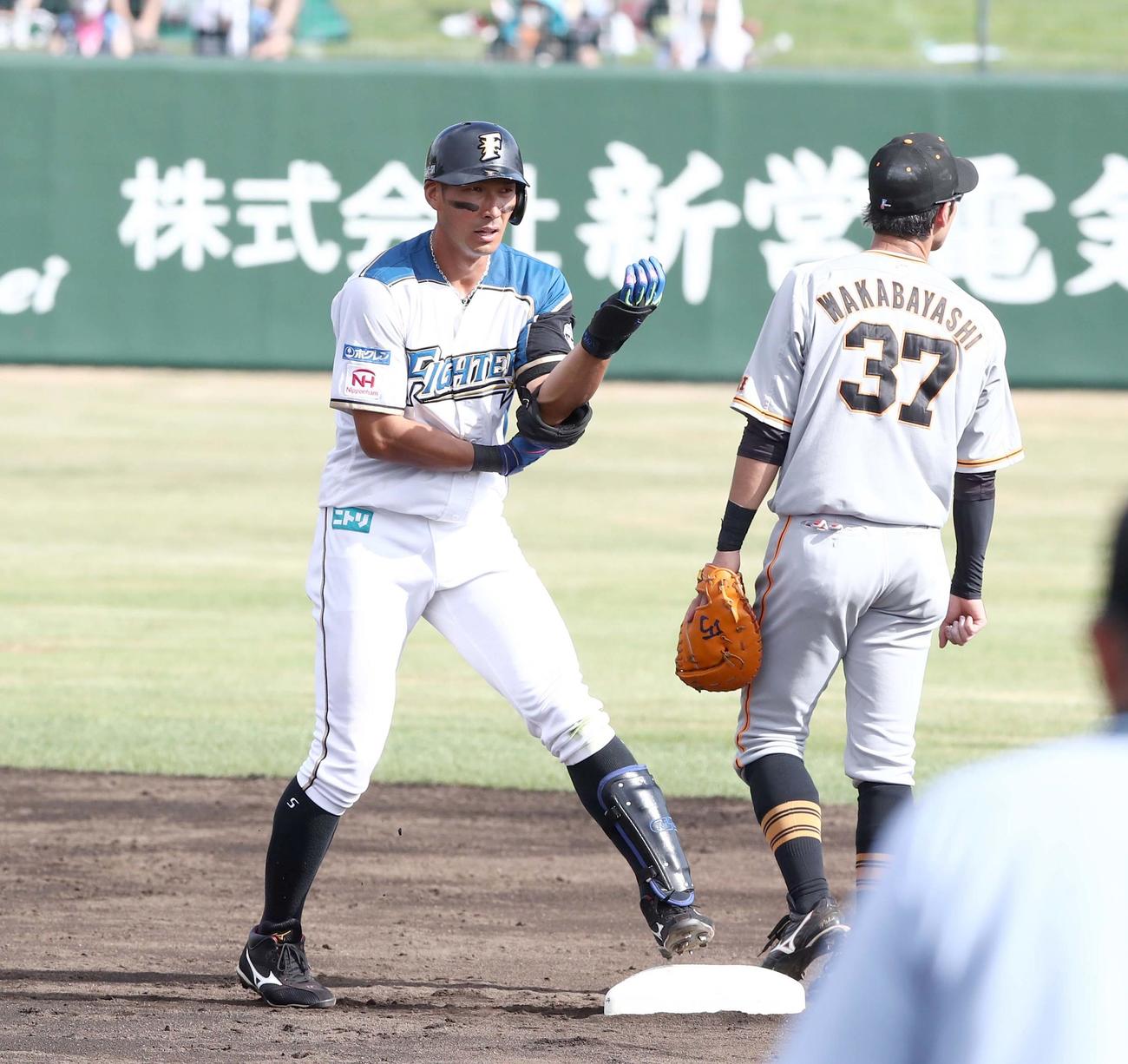 日本ハム対巨人　7回裏日本ハム無死、左中間に二塁打を放つ大田（撮影・黒川智章）