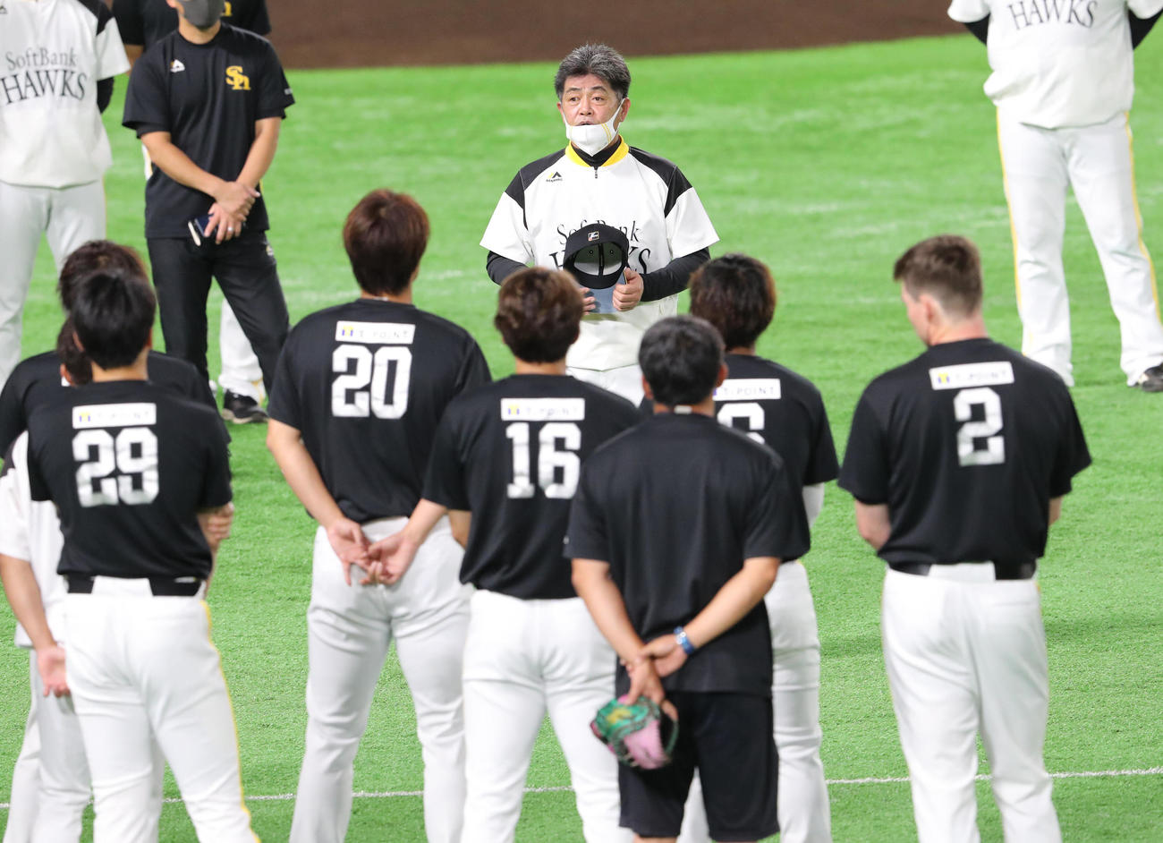 練習前、ナインを前に話をする工藤公康監督（撮影・梅根麻紀）