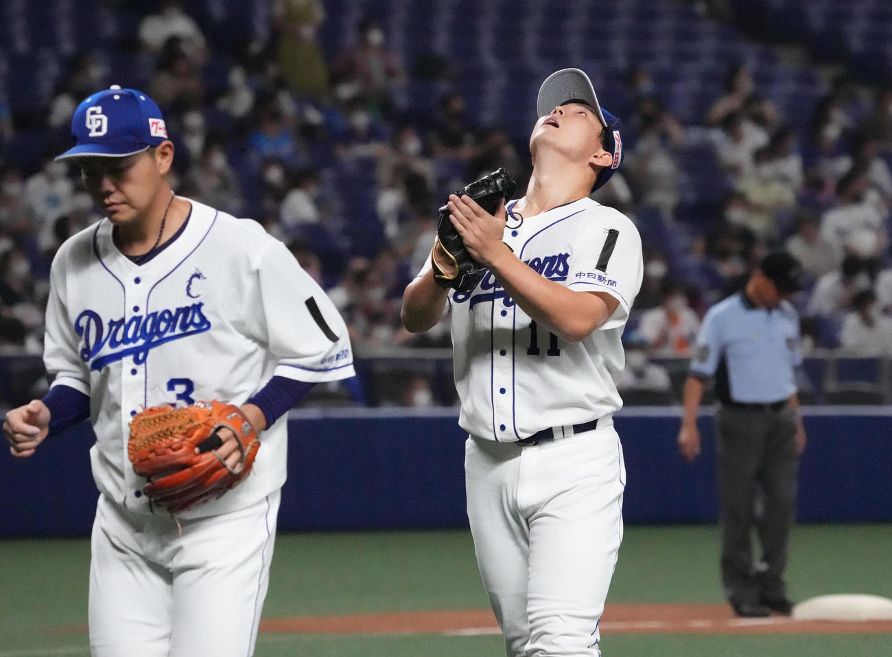 エキシビジョンマッチ中日対西武　5回表西武攻撃終了、天を見上げてベンチへ戻る中日先発の小笠原（撮影・森本幸一）