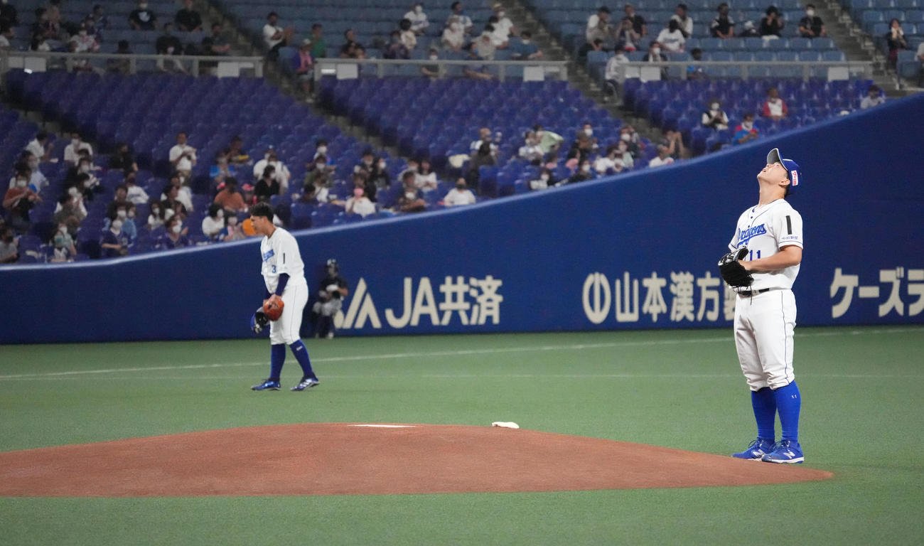 エキシビジョンマッチ中日対西武　1回表、マウンドに上がる前に天を見つめる中日先発の小笠原（撮影・森本幸一）