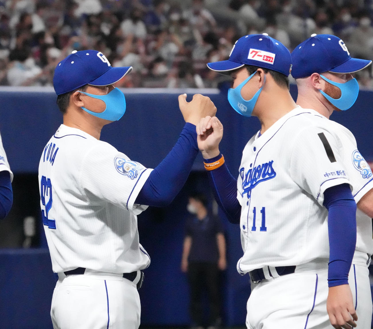 エキシビジョンマッチ中日対西武　試合終了、小笠原を迎える与田監督（撮影・森本幸一）