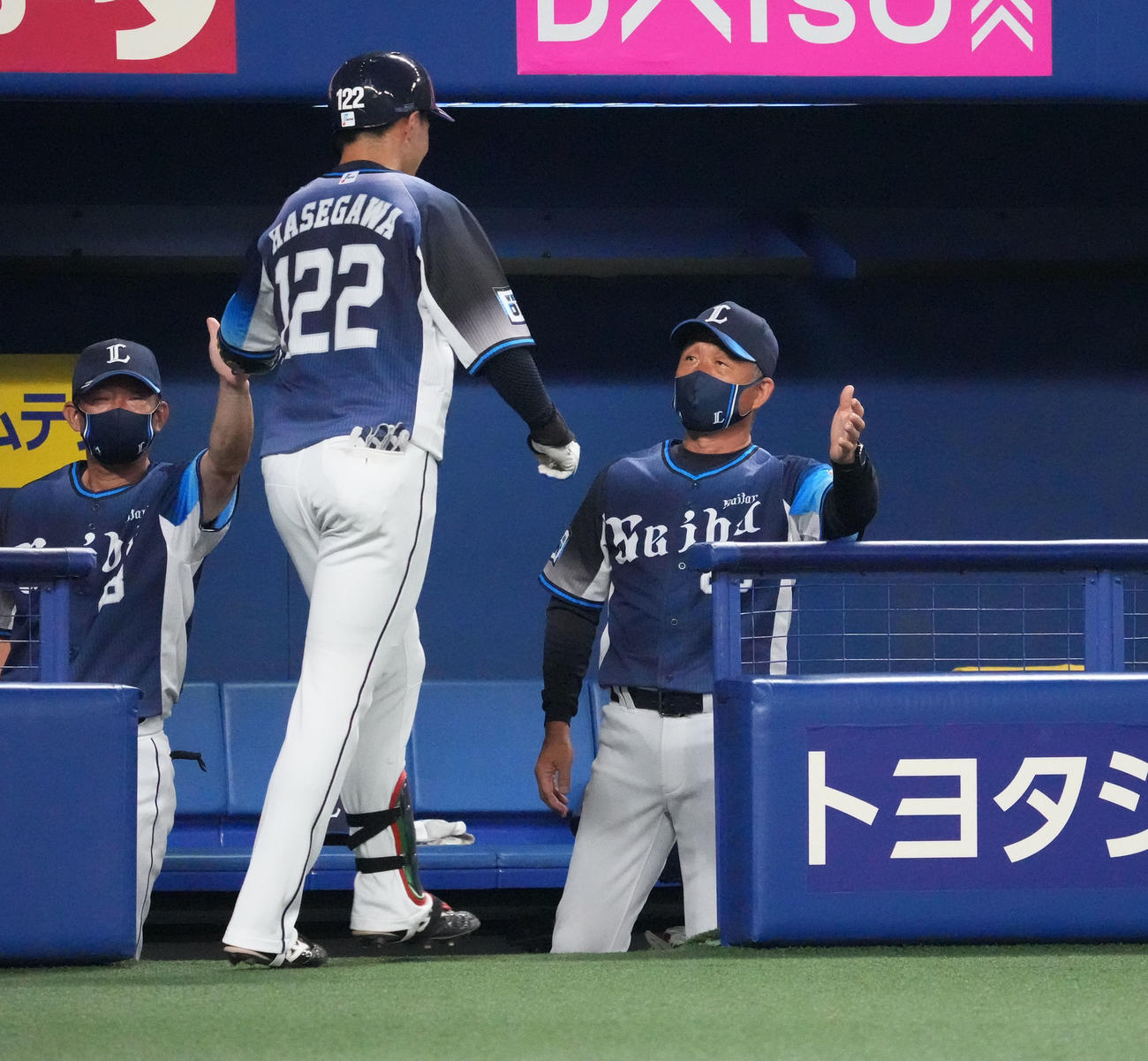 エキシビジョンマッチ中日対西武　9回表西武無死、左越え本塁打を放った長谷川を迎える辻監督（右）（撮影・森本幸一）