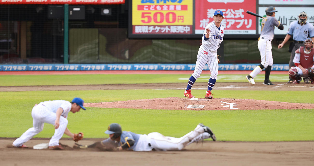 楽天対阪神　4回表阪神2死一、二塁、二塁けん制で大山を刺す涌井（撮影・野上伸悟）