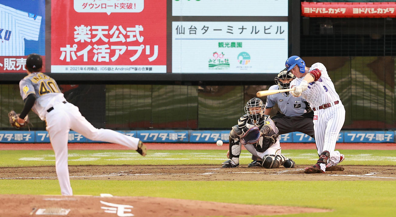楽天対阪神　5回裏楽天無死二塁、尾仲から中前先制適時打を放つディクソン（撮影・野上伸悟）