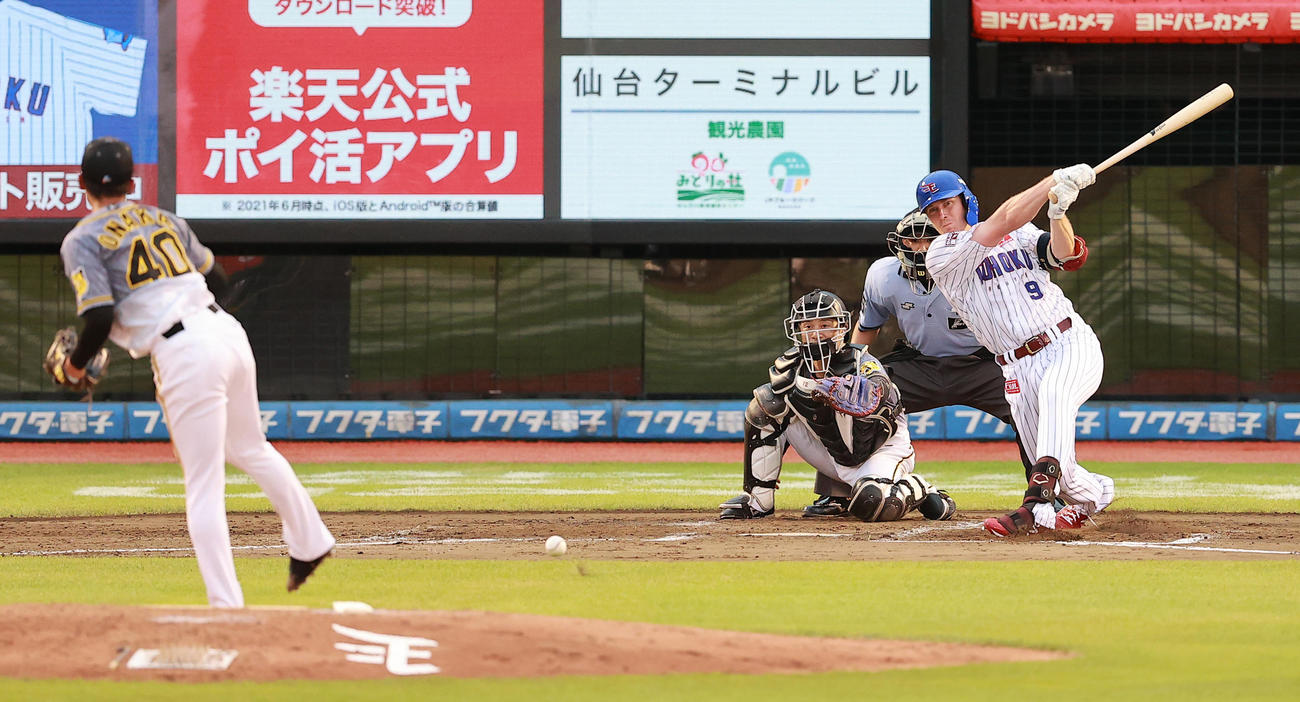 楽天対阪神　5回裏楽天無死二塁、尾仲から中前先制適時打を放つディクソン（撮影・野上伸悟）