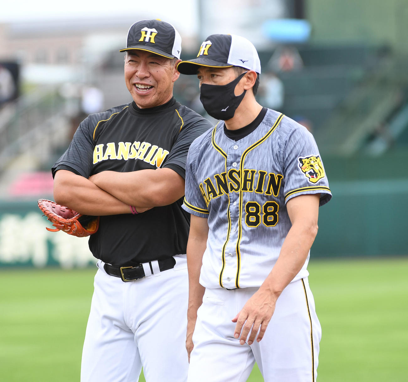 オリックス対阪神　笑顔で話す矢野監督（右）と井上コーチ（撮影・前岡正明）