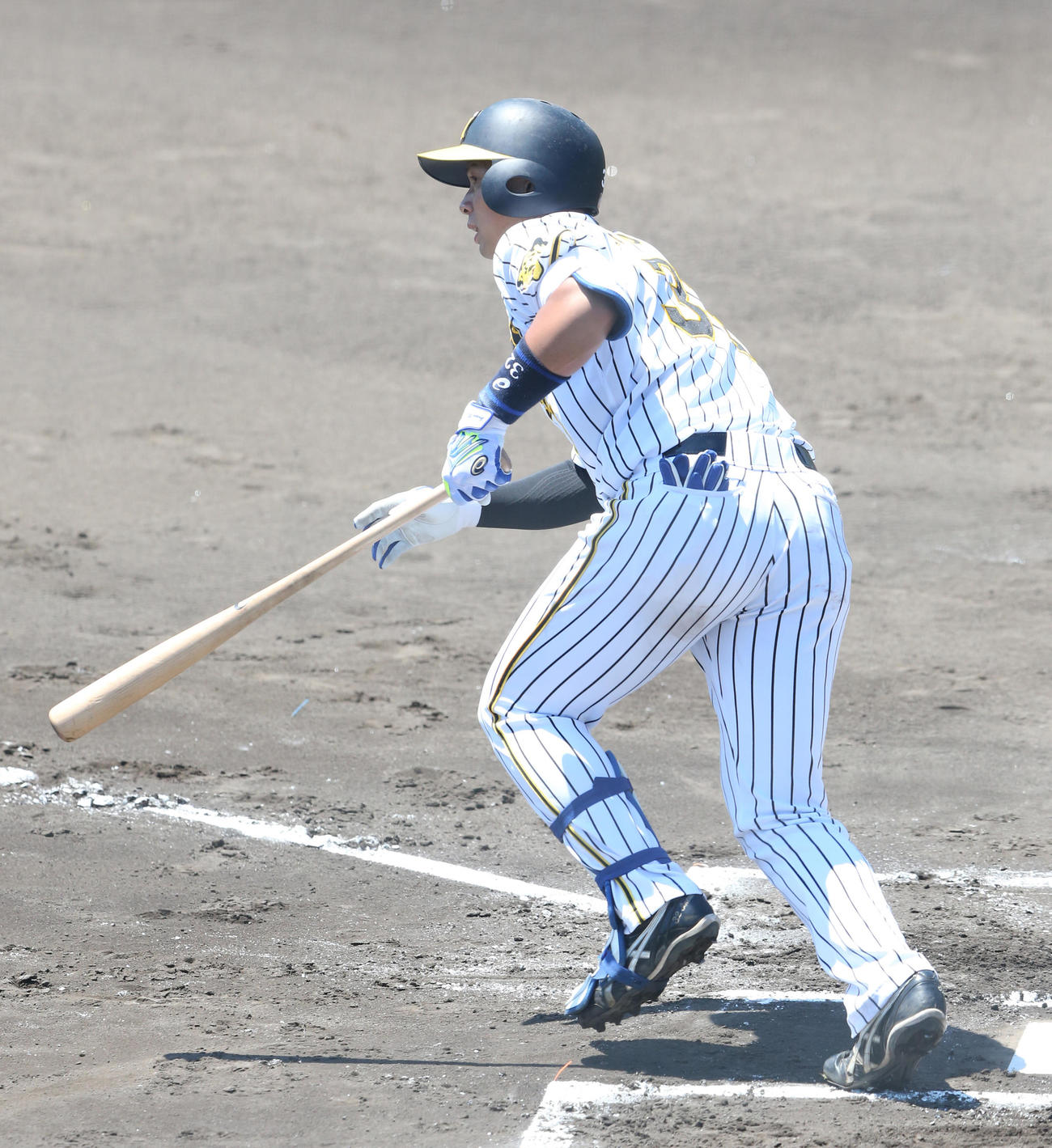 初回、無死一、二塁、井上が左越え2点適時二塁打を放つ　＝鳴尾浜（代表撮影）