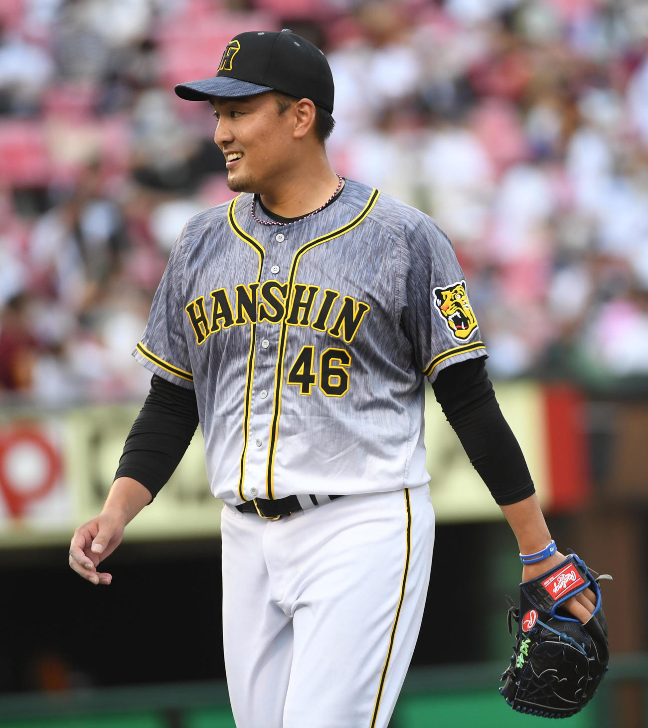 楽天対阪神　3回、笑顔でベンチに戻る秋山（撮影・前岡正明）