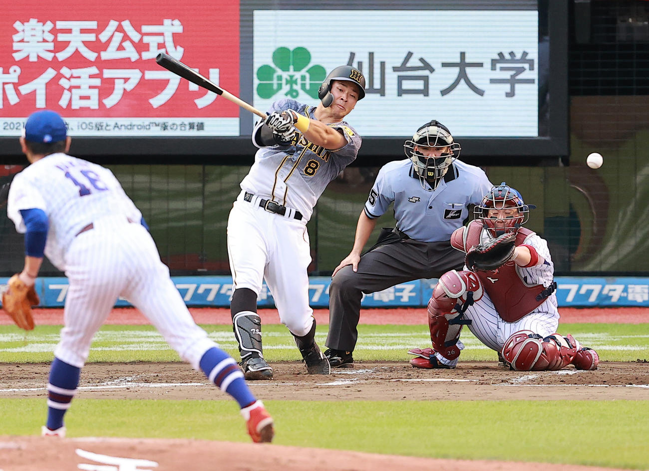 4回表阪神2死一塁、涌井から三塁への安打を放つ佐藤輝（撮影・野上伸悟）