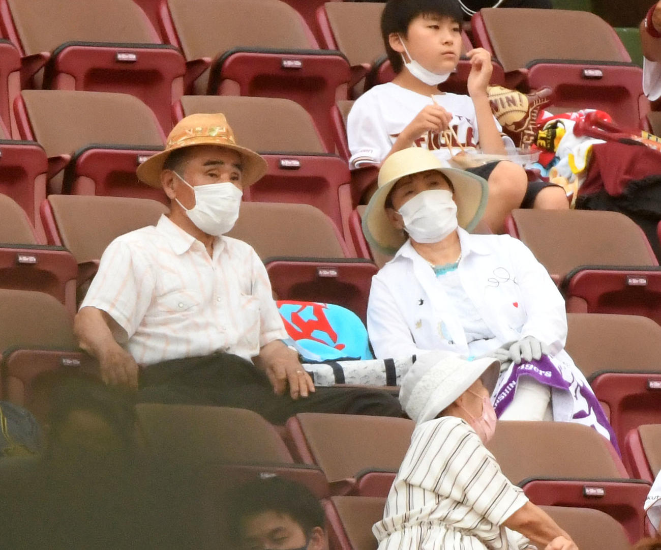 観戦する阪神佐藤輝の祖父勲さん（左）と祖母美智恵さん（撮影・前岡正明）