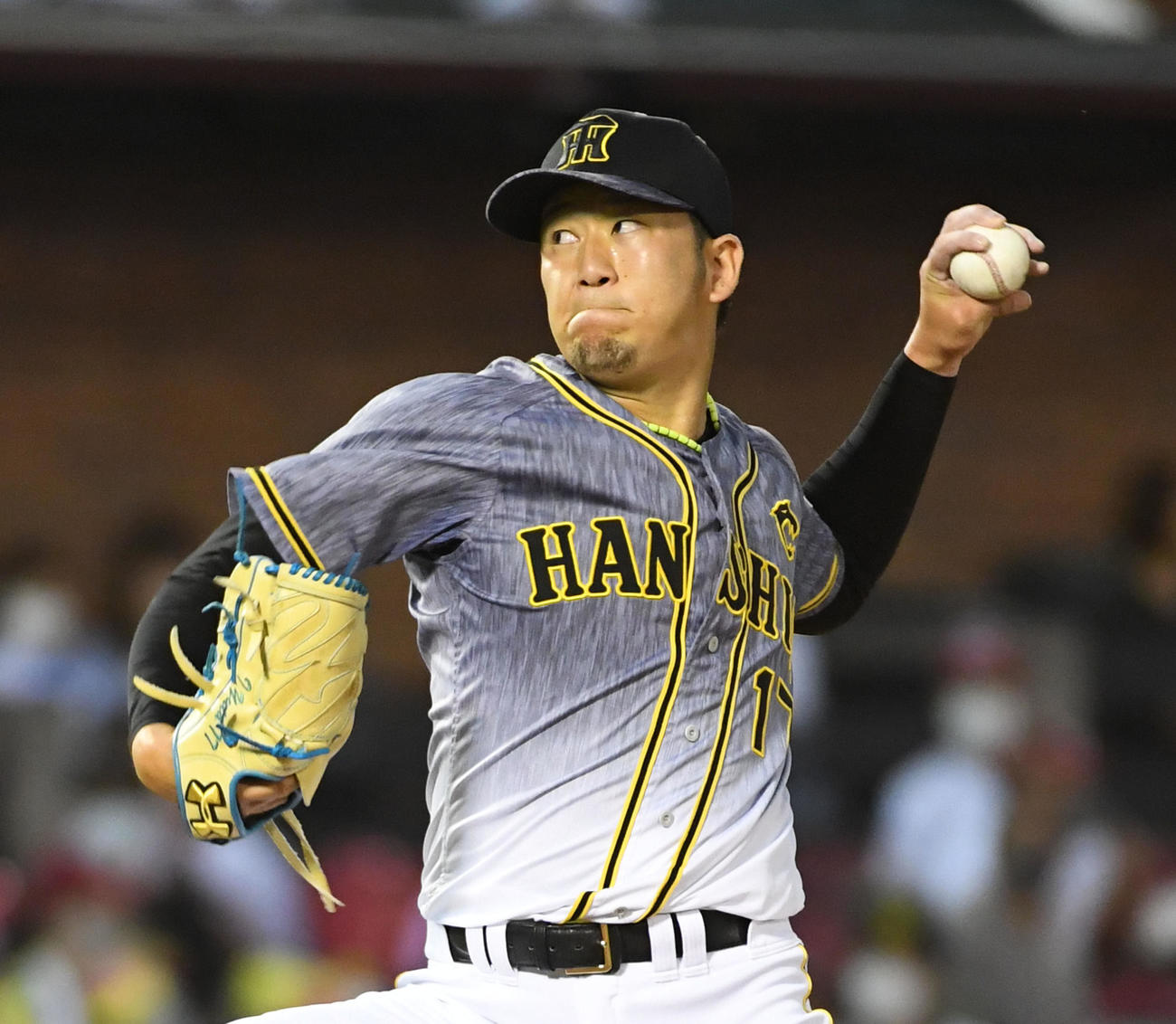 楽天対阪神　阪神4番手の岩貞（撮影・前岡正明）