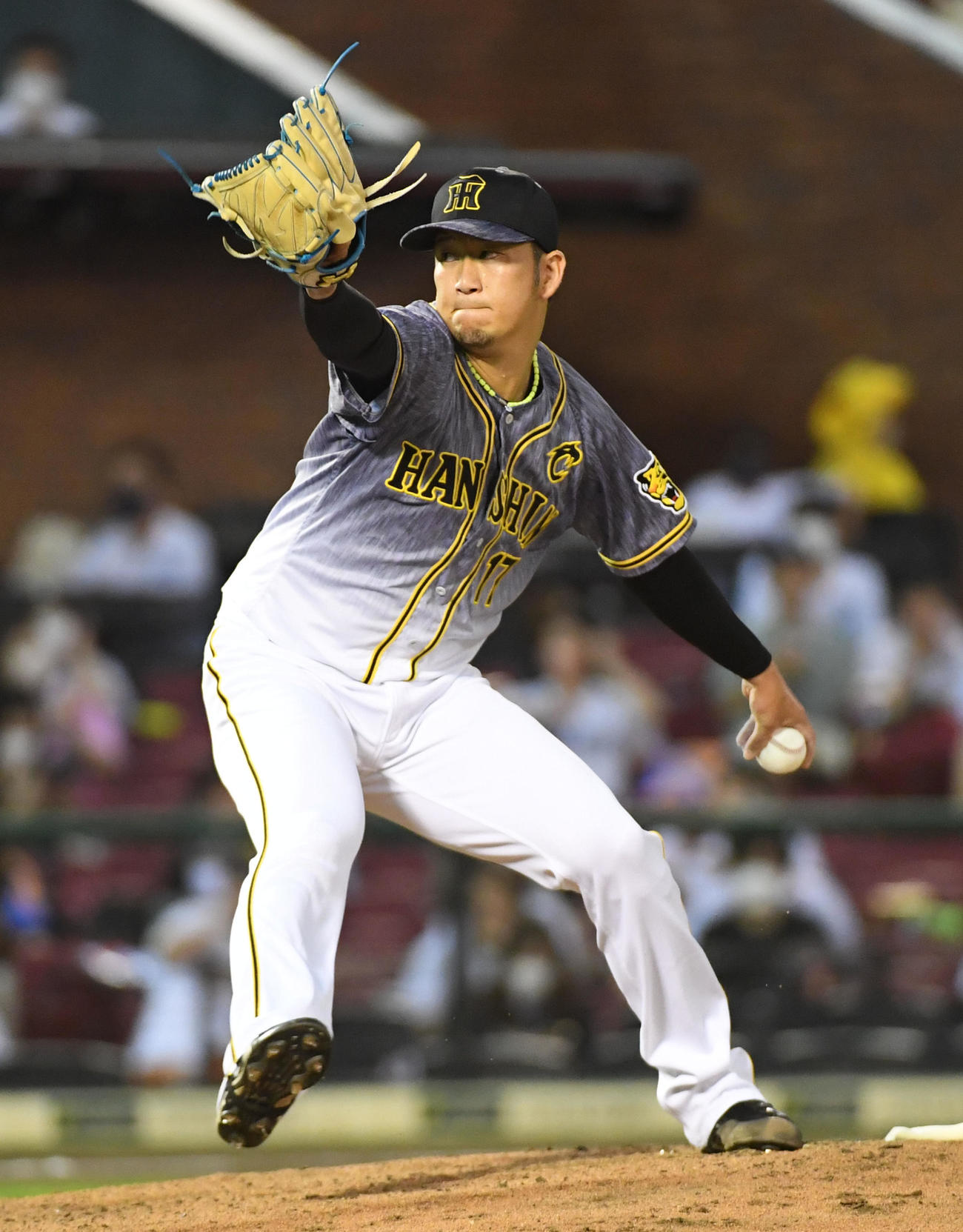 楽天対阪神　阪神4番手の岩貞（撮影・前岡正明）