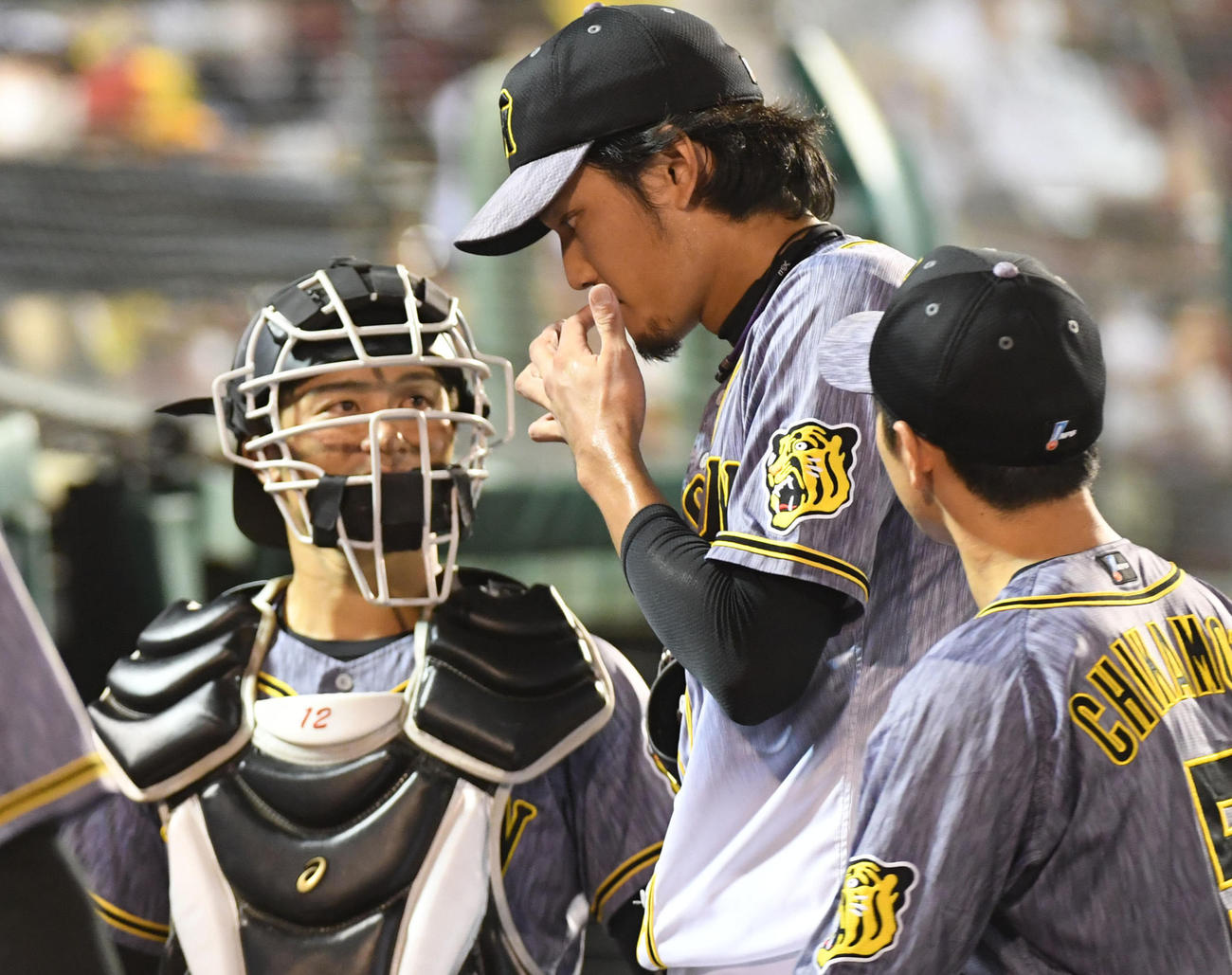 楽天対阪神　3回、ベンチ前で話す藤浪（右）と坂本（撮影・前岡正明）