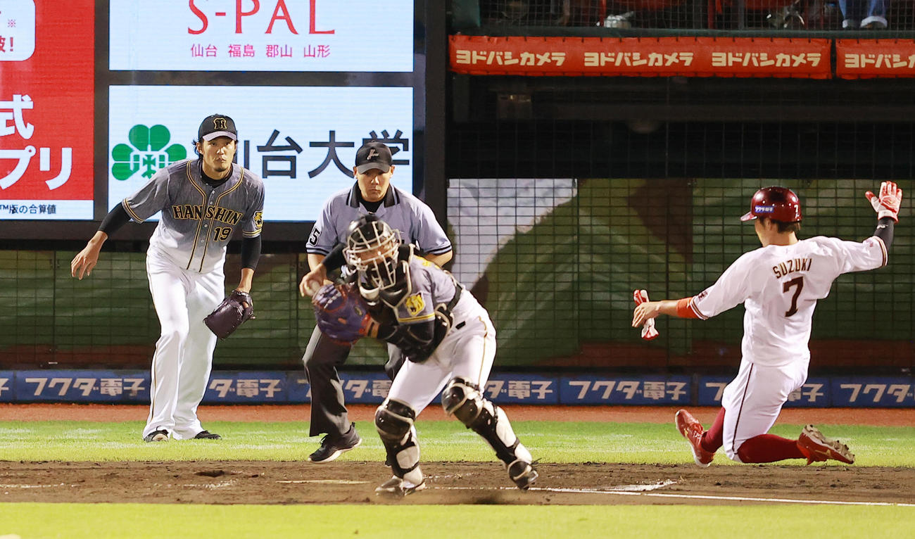 楽天対阪神　4回裏楽天無死一塁、茂木に中越え先制適時二塁打を許しベースカバーに入る藤浪（撮影・野上伸悟）