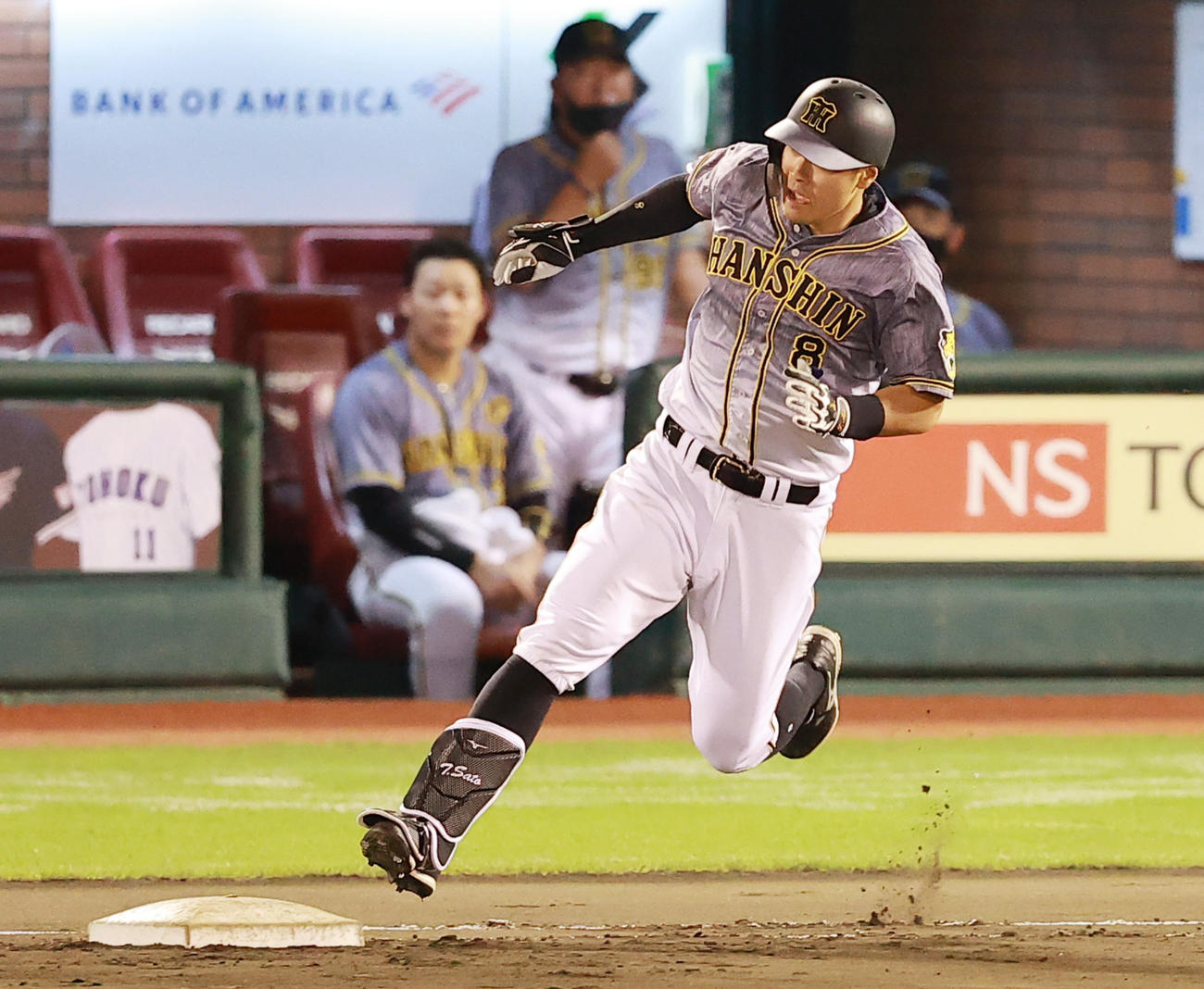 楽天対阪神　6回表阪神2死、右二塁打を放つ佐藤輝（撮影・野上伸悟）