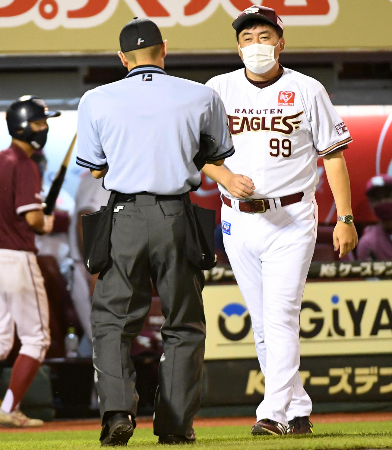 楽天対阪神　7回、交代を告げる石井監督（撮影・前岡正明）