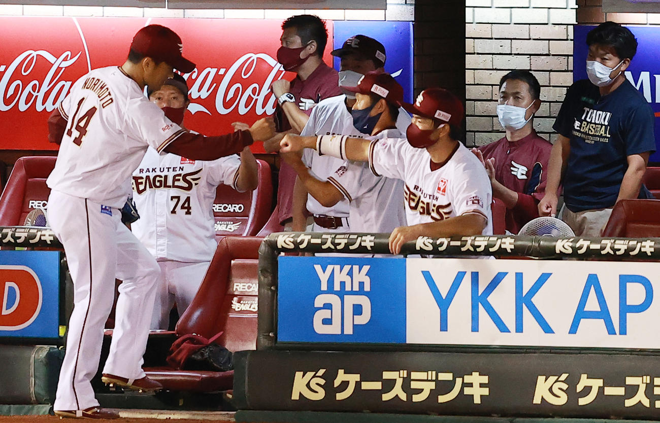 楽天対阪神　6回表阪神2死、無失点で降板しベンチに迎えられる則本昂、奥中央は石井GM兼監督（撮影・野上伸悟）