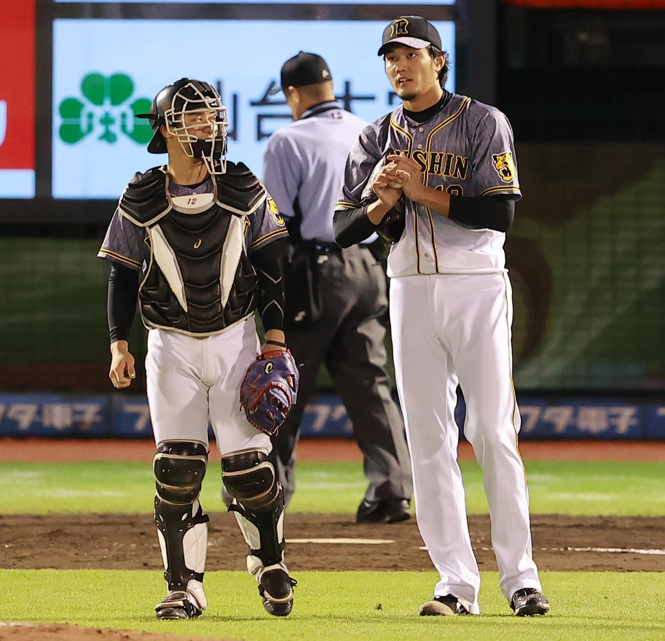 楽天対阪神　4回裏楽天無死一塁、茂木の中越え時二塁打で先制され、坂本（左）と話す藤浪（撮影・野上伸悟）