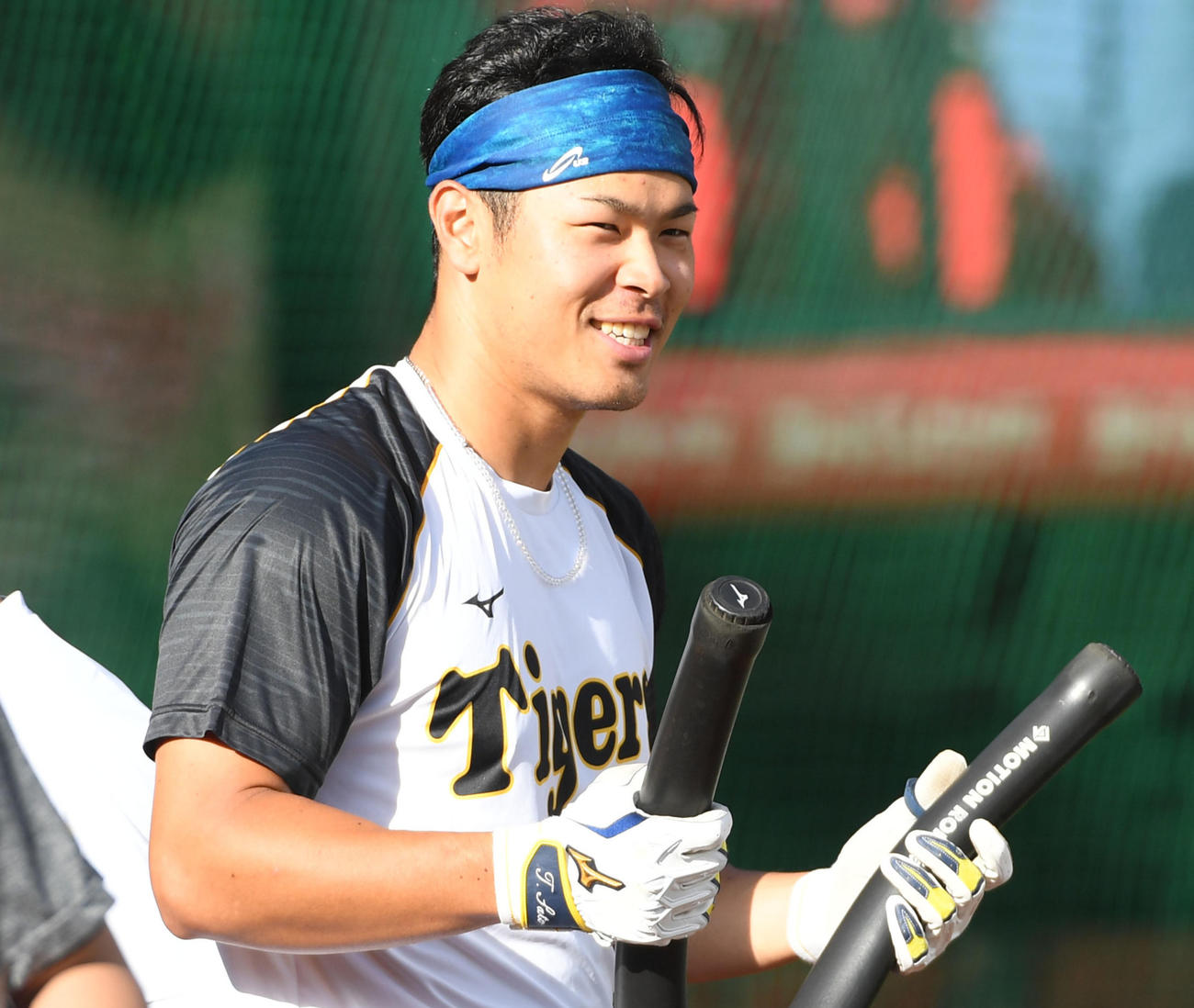 楽天対阪神　笑顔で練習を行う佐藤輝（撮影・前岡正明）