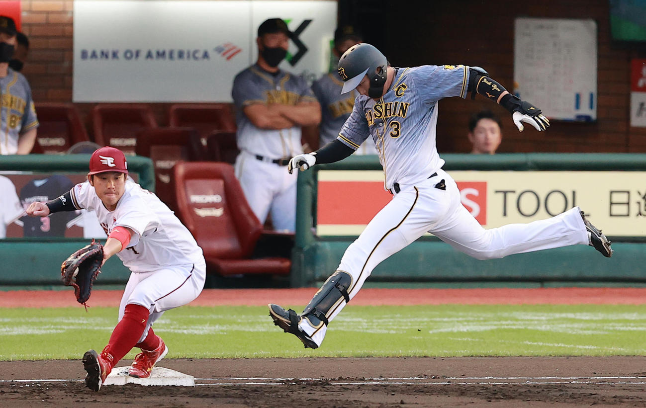 楽天対阪神　1回表阪神1死一、三塁、遊ゴロ併殺打に倒れる大山。一塁手鈴木大（撮影・野上伸悟）