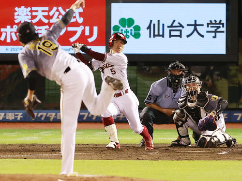 楽天対阪神 4回裏楽天無死一塁、藤浪から中越え先制適時二塁打を放つ茂木(撮影・野上伸悟)