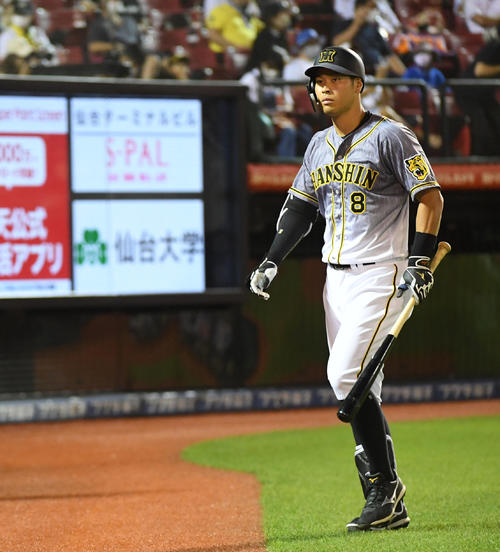 楽天対阪神 4回表阪神1死、佐藤輝は空振りの三振に倒れる(撮影・前岡正明)