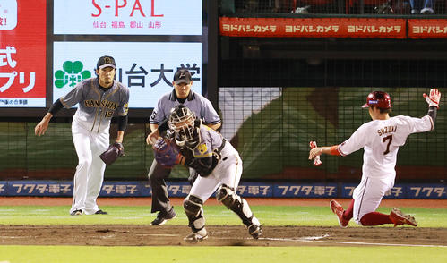 楽天対阪神 4回裏楽天無死一塁、茂木に中越え先制適時二塁打を許しベースカバーに入る藤浪(撮影・野上伸悟)