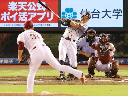 楽天対阪神 6回表阪神2死、福井から右二塁打を放つ佐藤輝(撮影・野上伸悟)