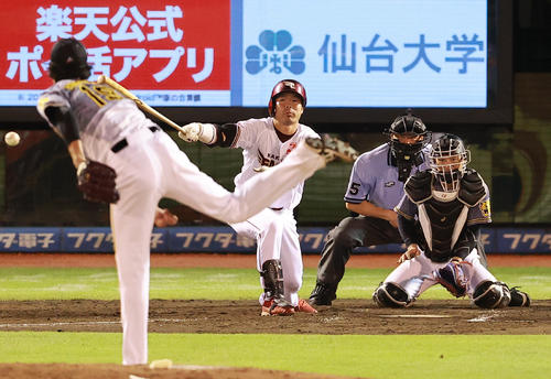 楽天対阪神 4回裏楽天無死三塁、藤浪から右中間適時二塁打を放つ島内(撮影・野上伸悟)