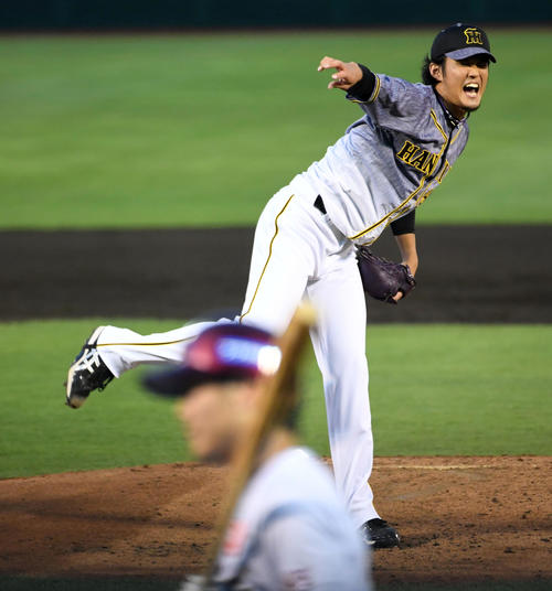 楽天対阪神 2回裏楽天無死、島内に四球を与えた阪神先発の藤浪(撮影・前岡正明)