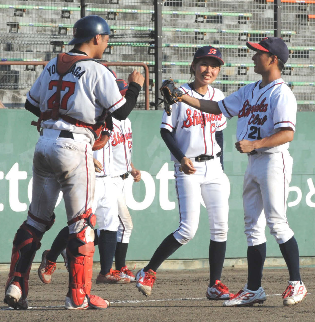 ヤマハを破り、笑顔でグラウンドに集まる静岡硬式野球倶楽部の選手ら