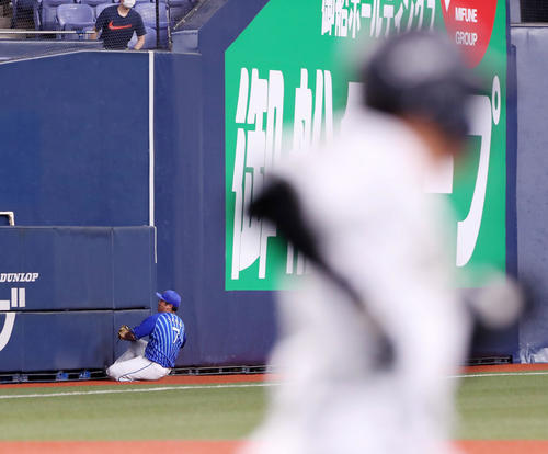 ｄｅｎａ佐野は 大丈夫 ３番左翼でスタメン出場 前日左膝を強打 プロ野球写真ニュース 日刊スポーツ
