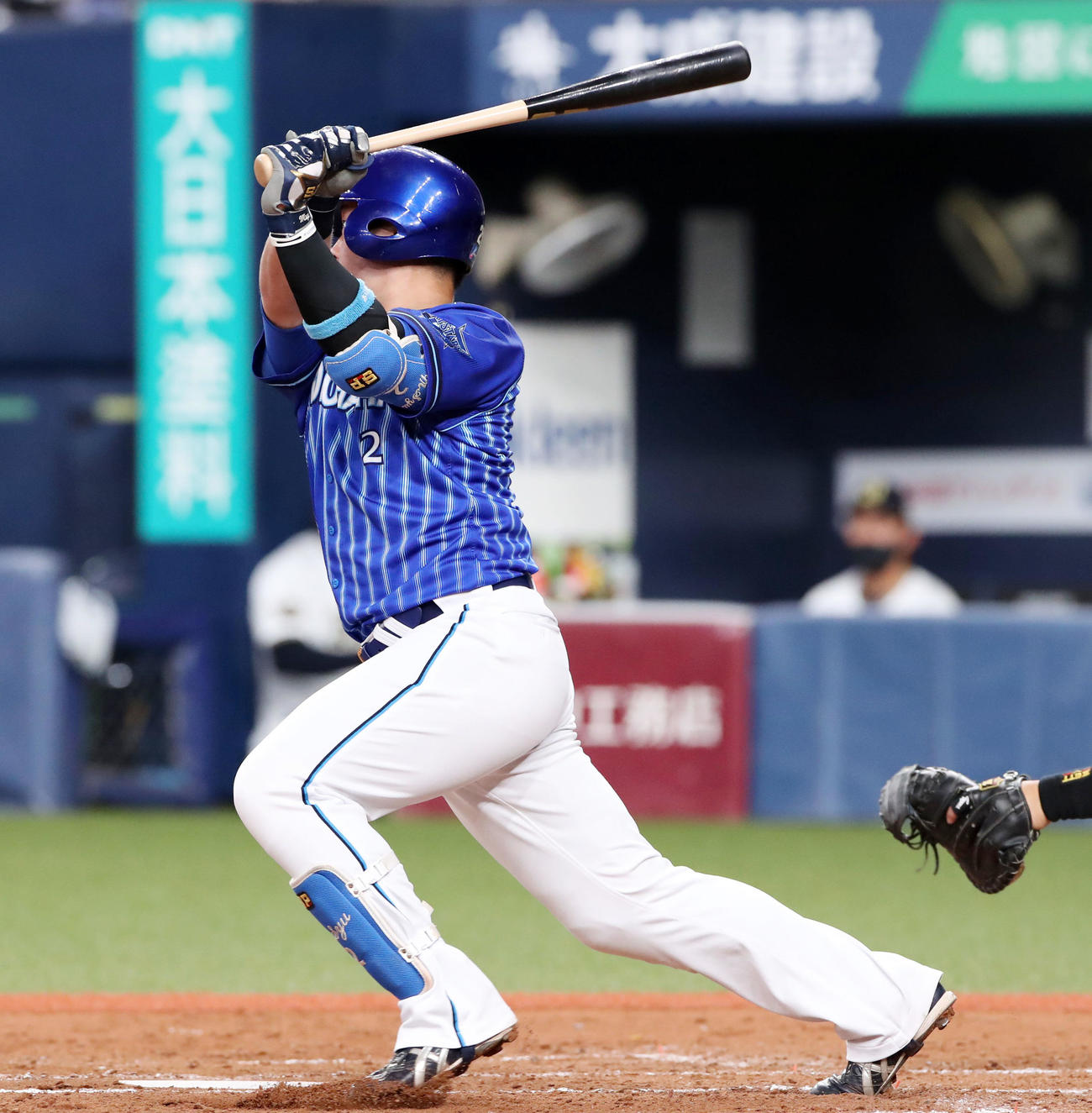 オリックス対DeNA 2回表DeNA1死一塁、牧は右越え適時二塁打を放つ（撮影・加藤哉）