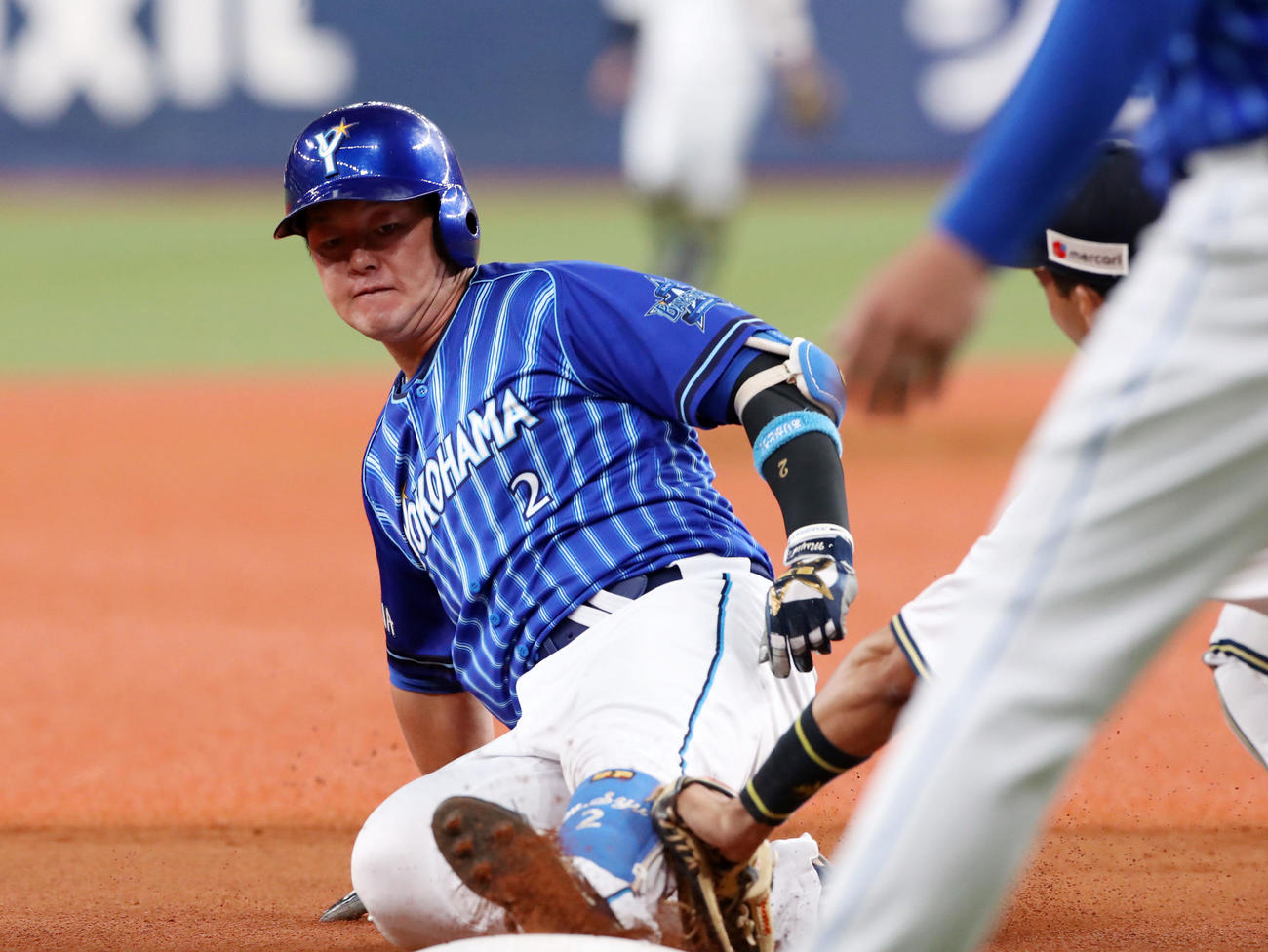 オリックス対DeNA 2回表DeNA1死一塁、牧は右越え適時二塁打を放ち三塁まで進んだがタッチアウトになる（撮影・加藤哉）