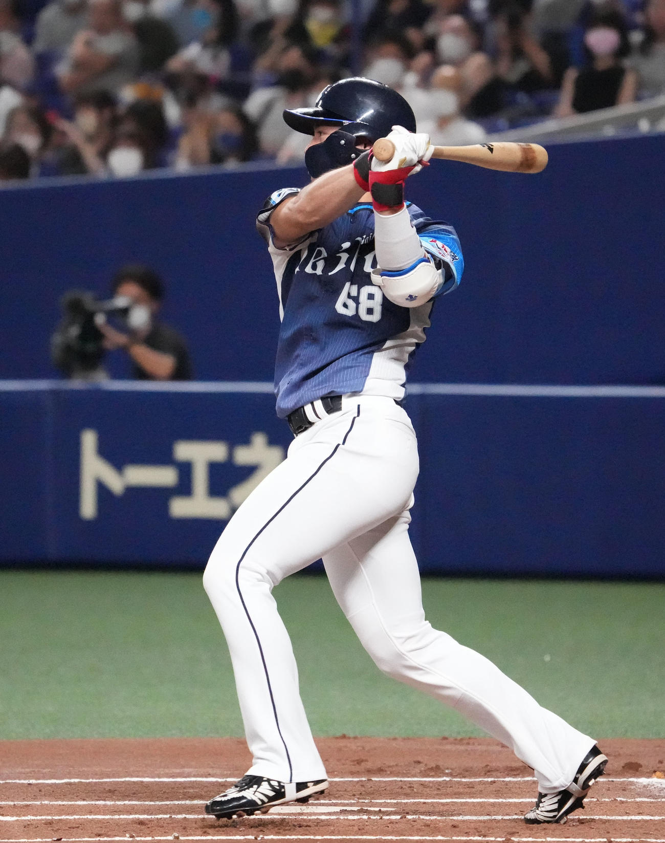 エキシビジョンマッチ中日対西武　1回表西武2死満塁、中前2点適時打を放つ岸（撮影・森本幸一）