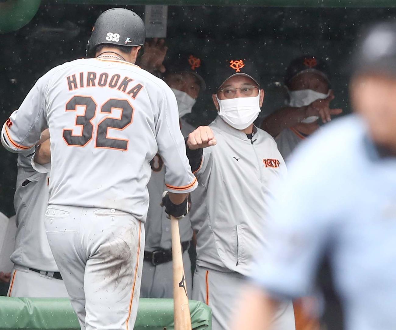 日本ハム対巨人　5回表巨人1死一、三塁、右越え3点本塁打を放った広岡を出迎える原監督（撮影・黒川智章）