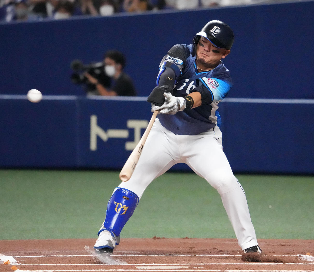 エキシビジョンマッチ中日対西武　1回表西武1死、中前安打を放つ森（撮影・森本幸一）