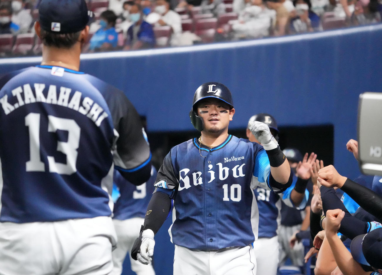 エキシビジョンマッチ中日対西武　2回表西武2死二塁、右越え2点本塁打を放った森（撮影・森本幸一）