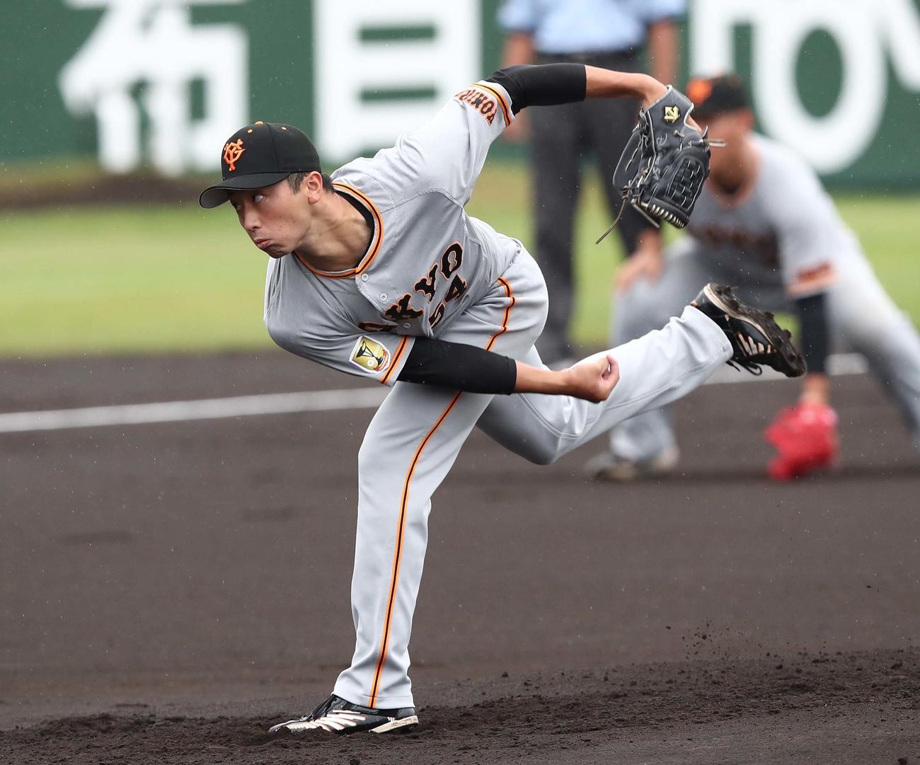 日本ハム対巨人　巨人先発の直江　（撮影・黒川智章）