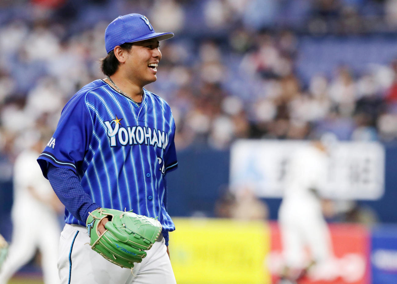 オリックス対DeNA 2回裏の登板を終え笑顔を見せながらベンチへ引き揚げる浜口（撮影・加藤哉）