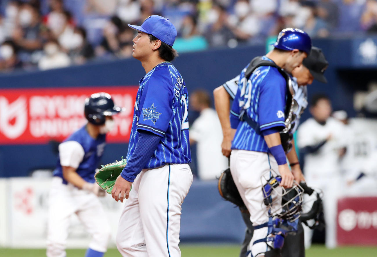 オリックス対DeNA 5回裏オリックス1死二塁、浜口は来田に右前適時打を打たれ失点する。右は伊藤光捕手（撮影・加藤哉）