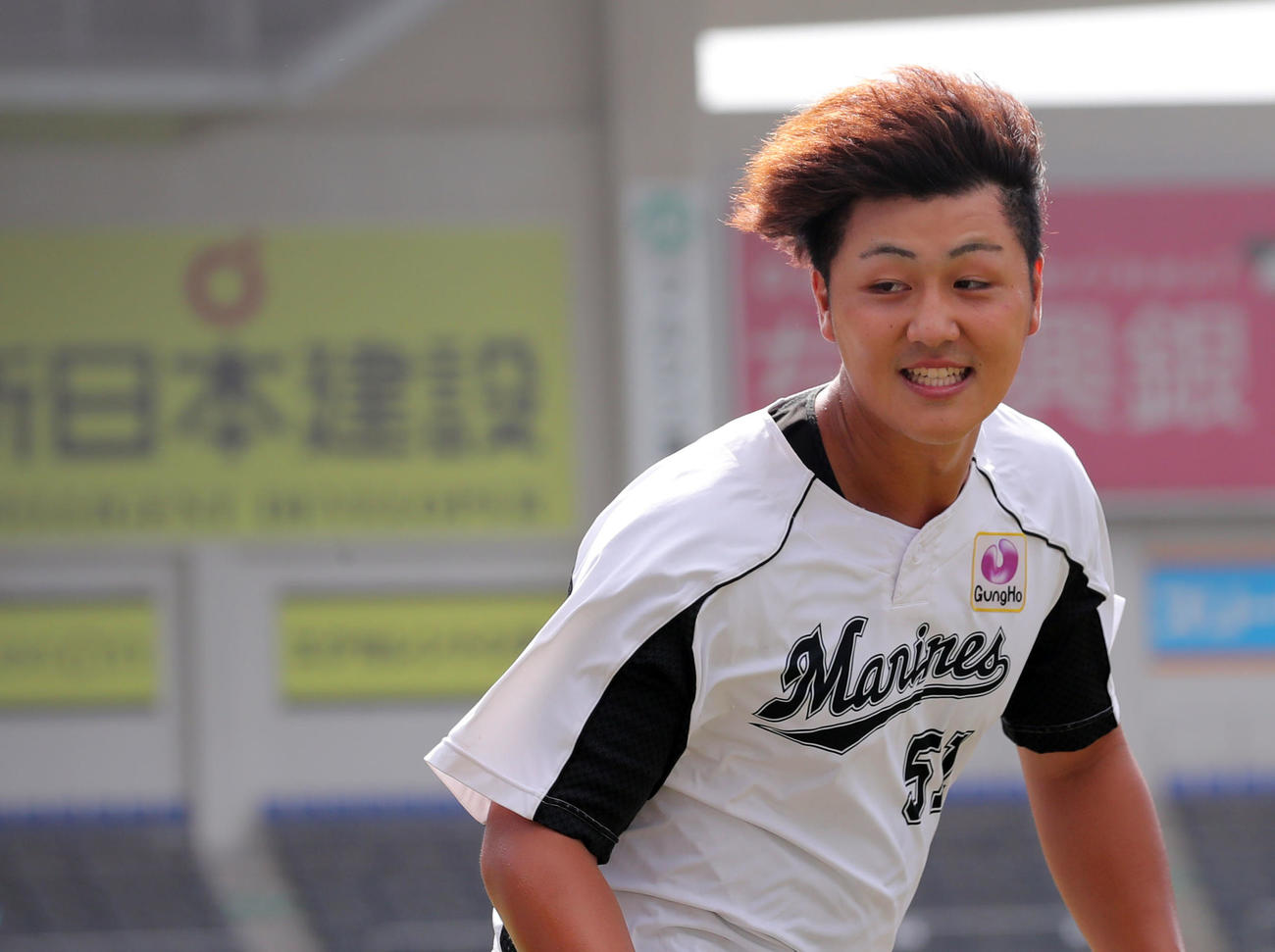 ロッテ対ヤクルト　試合前、ヤクルトナインにあいさつするロッテ山口の髪の毛は強風で反り返る（撮影・垰建太）