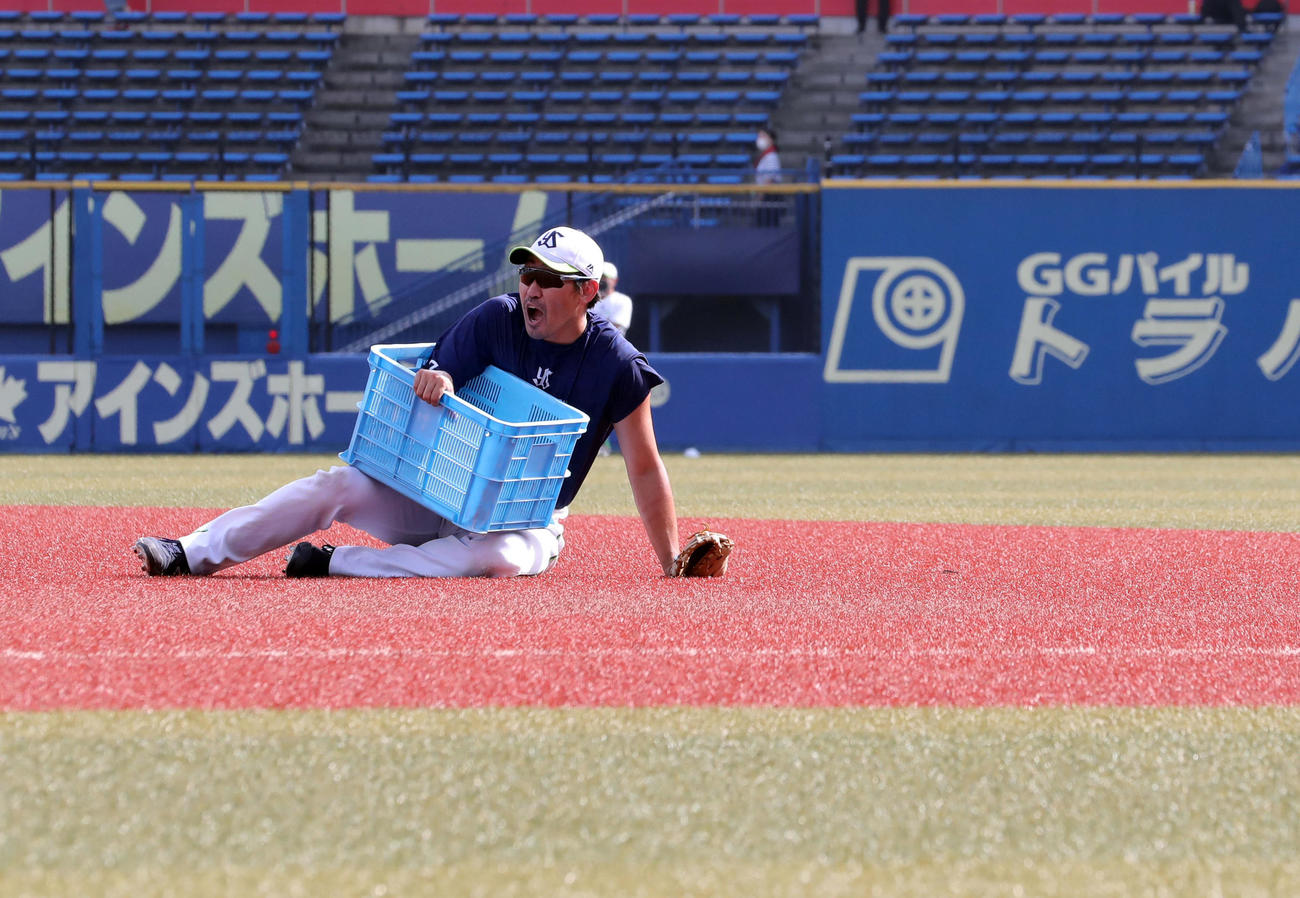 ロッテ対ヤクルト　試合前練習中、強風で飛んできたかごを好捕するヤクルト内川（撮影・垰建太）