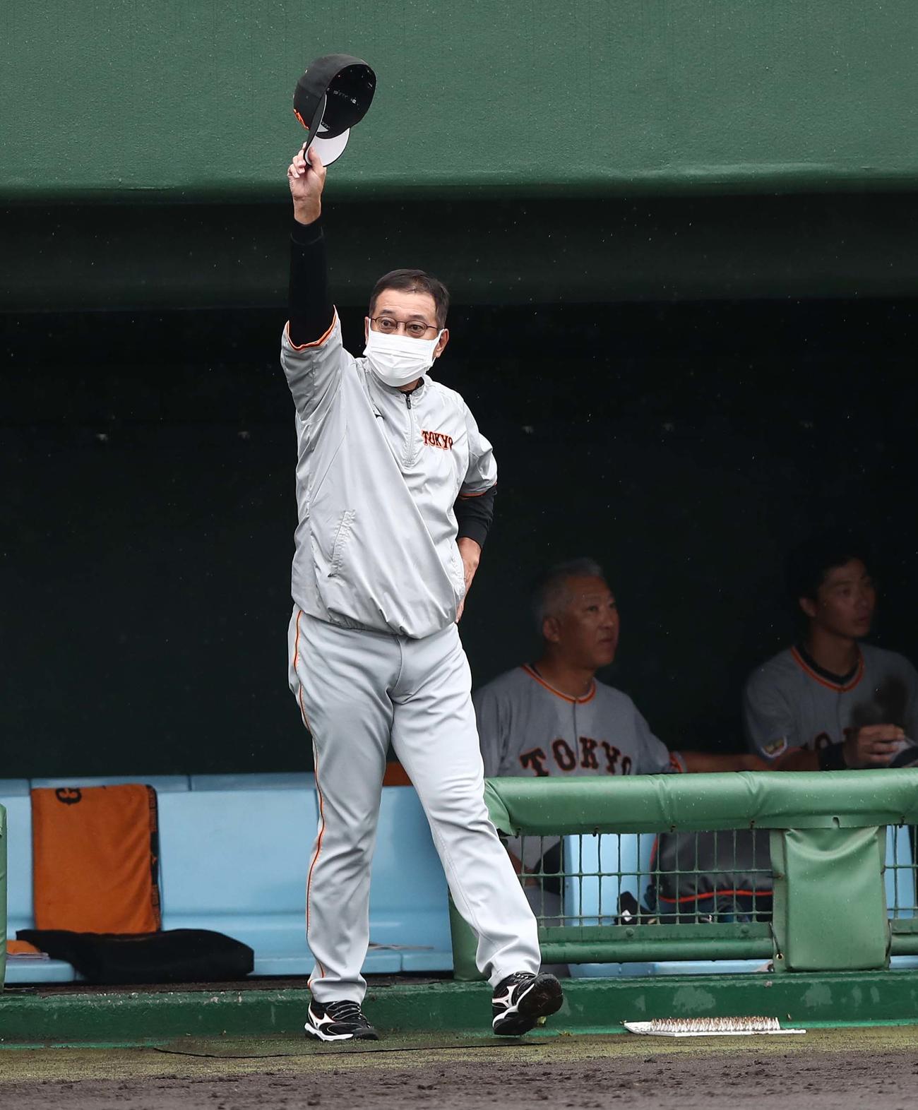 日本ハム対巨人　6回日没コールドで試合が終わりあいさつする原監督（撮影・黒川智章）