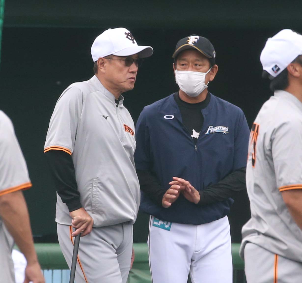 日本ハム対巨人　試合前、原監督（左）と話す栗山監督（撮影・黒川智章）