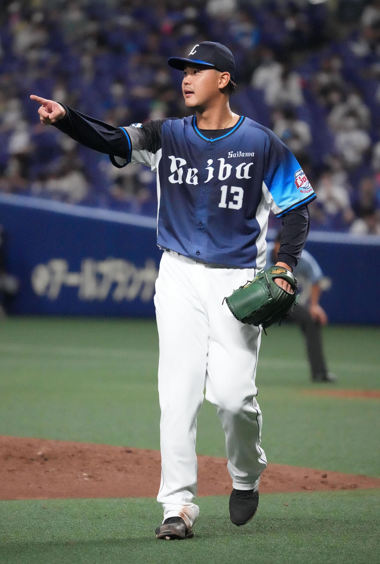 エキシビジョンマッチ中日対西武　2回裏中日攻撃終了、ベンチへ戻る西武先発の高橋（撮影・森本幸一）