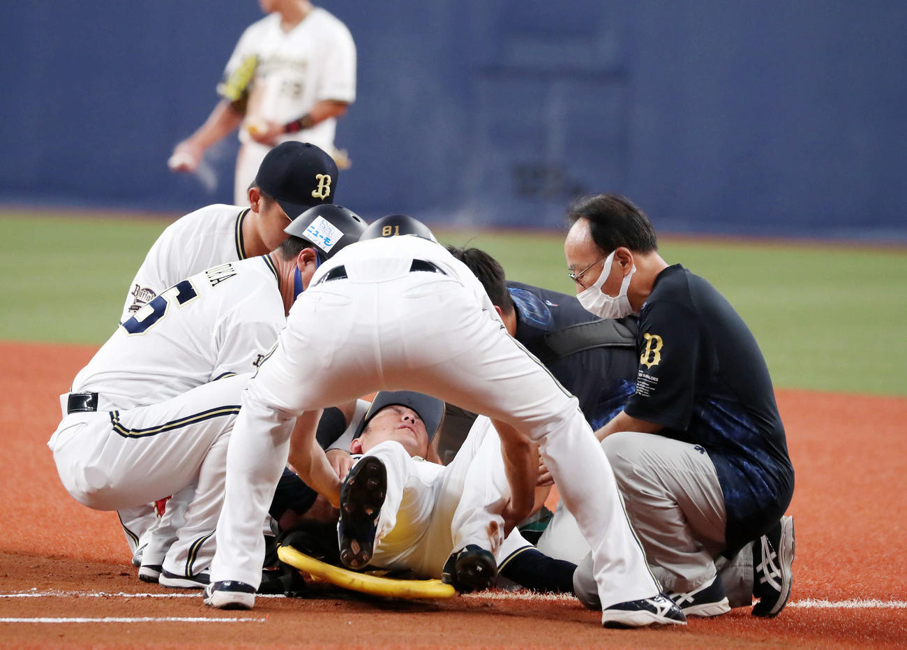 8月8日、オリックス対DeNA 6回裏、大城は楠本の一塁内野安打の処理で足を痛め、担架に乗せられ交代する（撮影・加藤哉）