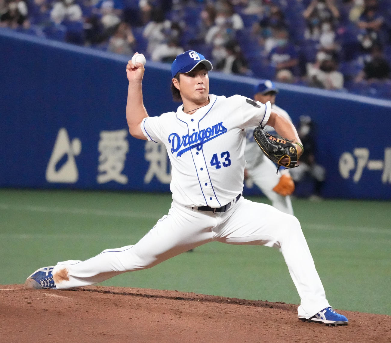 エキシビジョンマッチ中日対西武　5回表、中日3番手で登板する三ツ間（撮影・森本幸一）