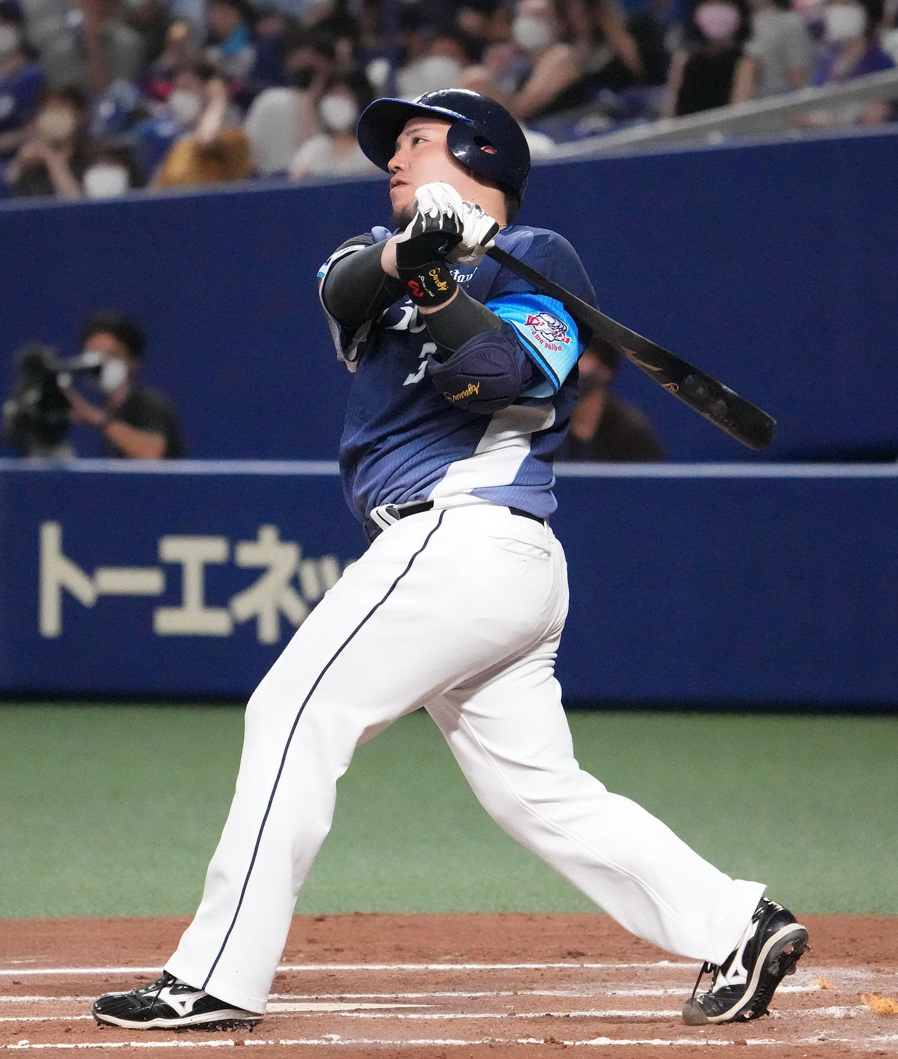 中日対西武　7回表西武無死一塁、左越え2点本塁打を放つ山川（撮影・森本幸一）